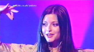 'Kiss Kiss' performance